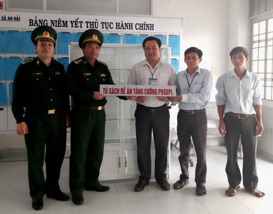 trao tặng ts