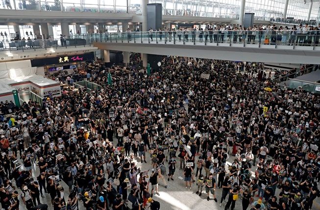hongkongairportprotestors1208-4_kibk
