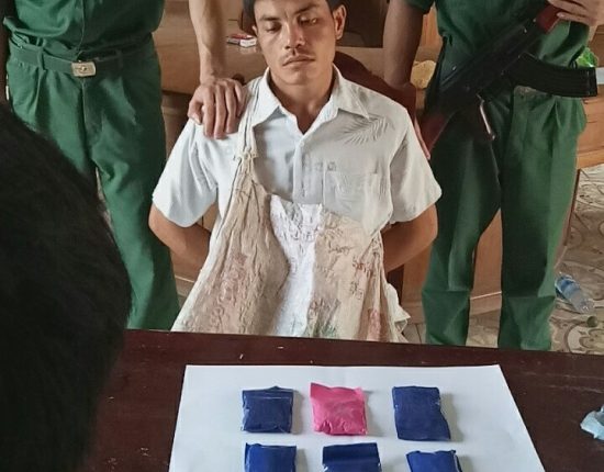 doi-tuong-kham-man-bi-bdbp-thanh-hoa-bat-qua-tang-khi-van-chuyen-1200-vien-ma-tuy-qua-bien-gioi-2_w550