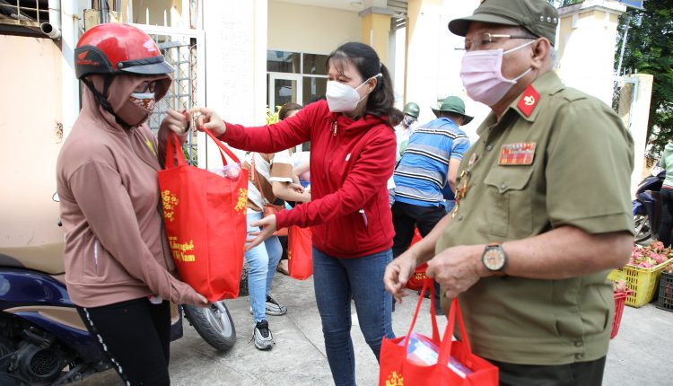 Huong-ung-cung-Tap-chi-Lang-nghe-Viet-Nam-nhom-thien-nguyen-chung-tay-huong-ve-que-huong-tin-viet-today-vn-4