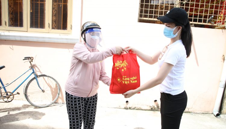 Huong-ung-cung-Tap-chi-Lang-nghe-Viet-Nam-nhom-thien-nguyen-chung-tay-huong-ve-que-huong-tin-viet-today-vn-9