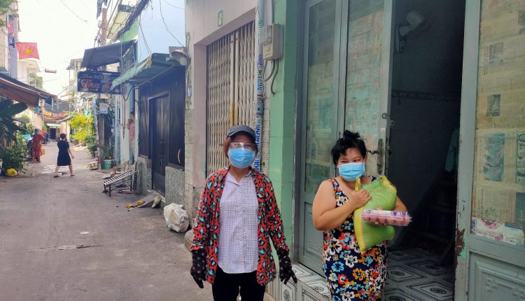 ngoc-khanh-cung-nhom-thien-nguyen-chung-tay-ho-tro-nguoi-dan-kho-khan-vi-dich-covid-19-tin-viet-today-vn-6