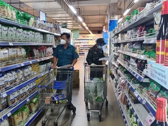 quan-8-quan-doi-“ganh-vac”-nhiem-vu-cham-lo-doi-song-nguoi-dan-day-lui-dai-dich-tin-viet-today-vn-15