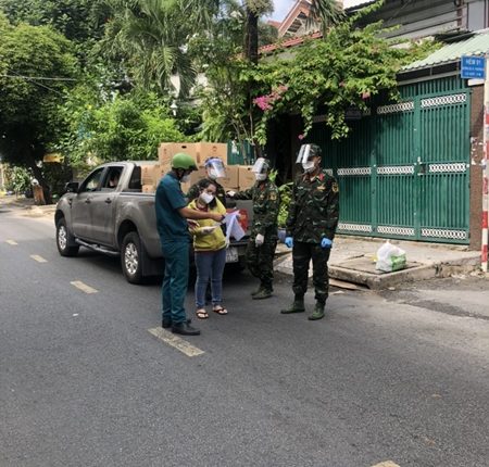 xuc-dong-truoc-hinh-anh-quan-nhan-thoi-chong-dich-tin-viet-today-vn-4