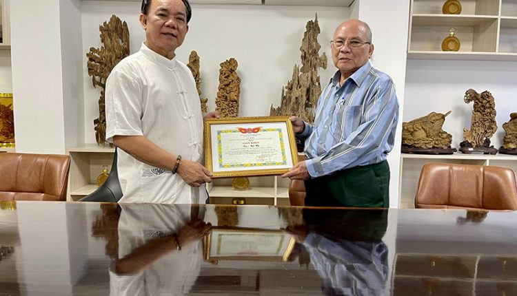 nha-bao-pham-anh-tuan-trao-giay-khen-cho-ong-ngo-my-vi-co-dong-gop-ho-tro-phong-chong-dich-covid-19-2