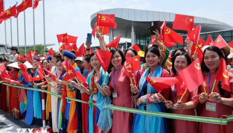 cac-tang-lop-nguoi-dan-Viet-Nam-don-tiep-ong-tap-can-binh