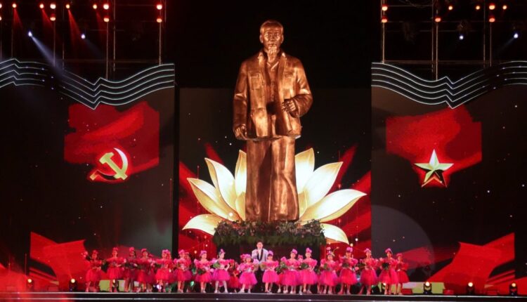 tuong-chu-tich-ho-chinh-minh-tai-le-khai-mac