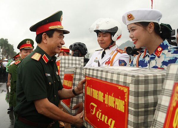 dai-tuong-phan-van-giang-kiem-tra-tong-hop-luyen-dieu-binh-dieu-hanh-80-nam-cach-mang-thang-tam-va-11