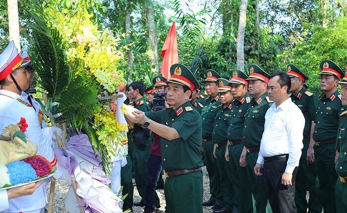 doan-cong-tac-quan-uy-trung-uong-bo-quoc-phong-hanh-quan-ve-nguon-tri-an-tai-atk-dinh-hoa (11)