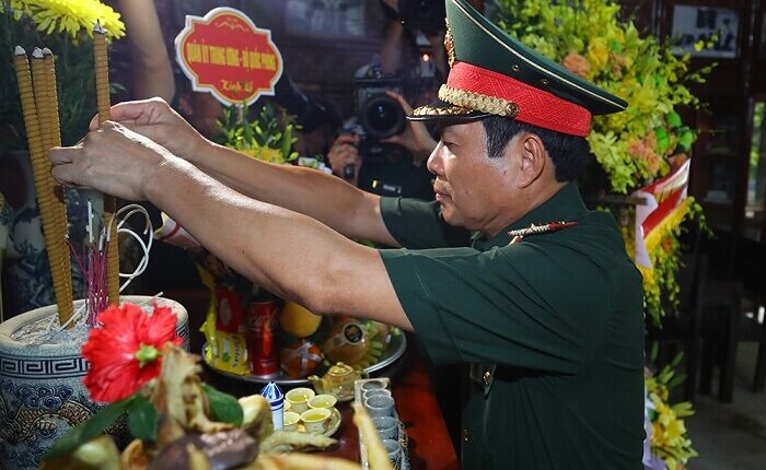doan-cong-tac-quan-uy-trung-uong-bo-quoc-phong-hanh-quan-ve-nguon-tri-an-tai-atk-dinh-hoa (13)