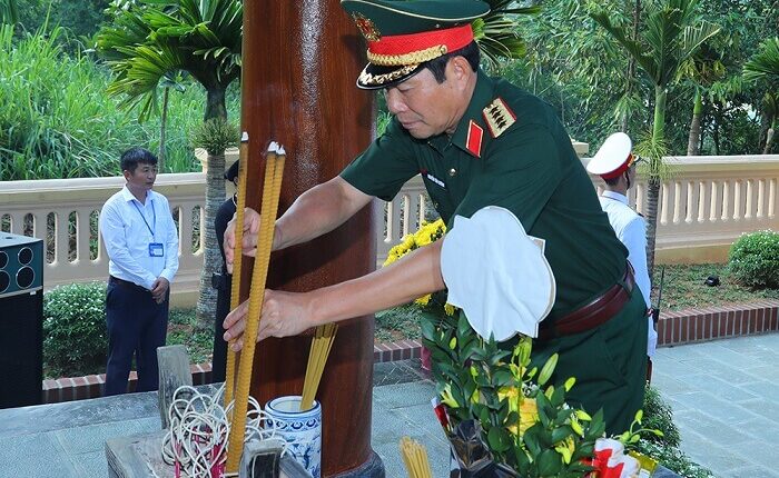 doan-cong-tac-quan-uy-trung-uong-bo-quoc-phong-hanh-quan-ve-nguon-tri-an-tai-atk-dinh-hoa (17)