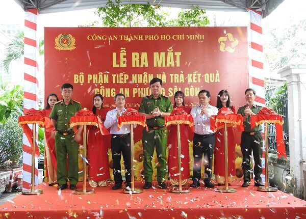 cong-an-tphcm-dong-loat-ra-mat-dua-vao-van-hanh-bo-phan-mot-cua-tai-cong-an-cac-phuong-xa4