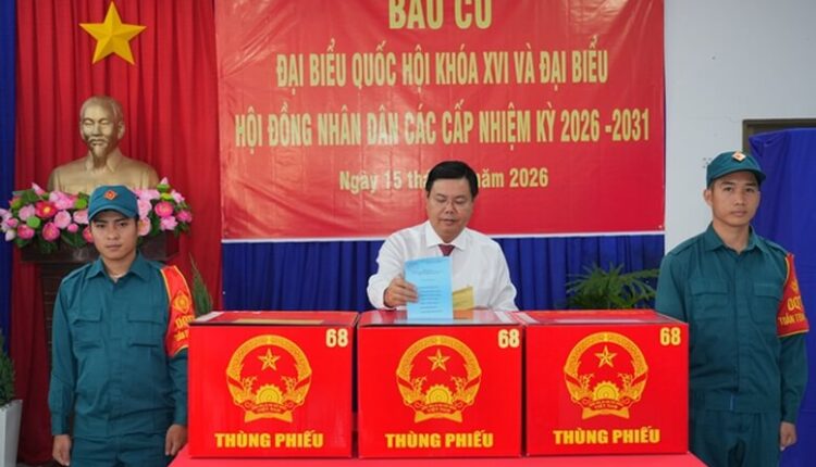 chum-anh-cu-tri-ca-nuoc-no-nuc-tham-gia-ngay-hoi-non-song3